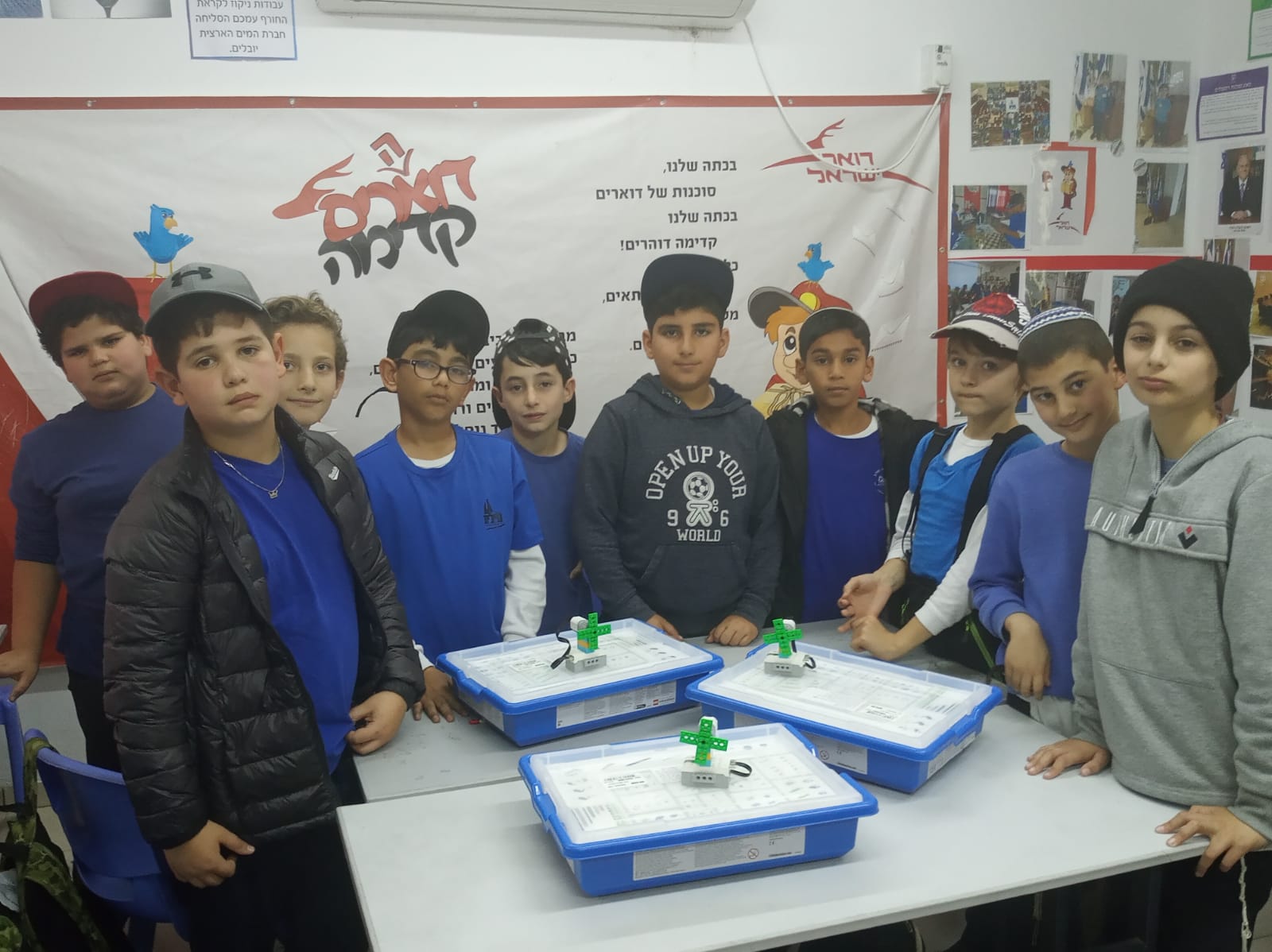 שיעור קוד-רובוטיקה כיתה ד'1 יוצרת טכנולוגיה חדשה .למדנו להיות מתכנתים בשיעור קוד עם המורה חני .