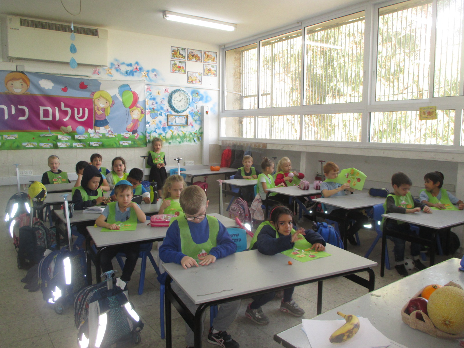 פעילות באנגלית בכיתה א' .הילדים למדנו על פרות באנגלית עשו משחק בנושא הדביקו על הסינר את הפרי שהמורה אמרה.