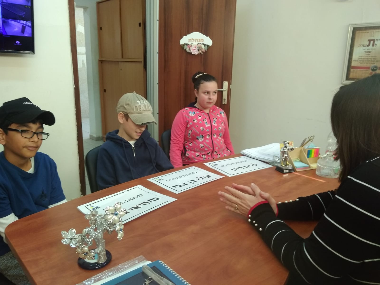 התלמידים שנבחרו למועצת התלמידים של בית הספר יושבים באספה עם המנהלת
