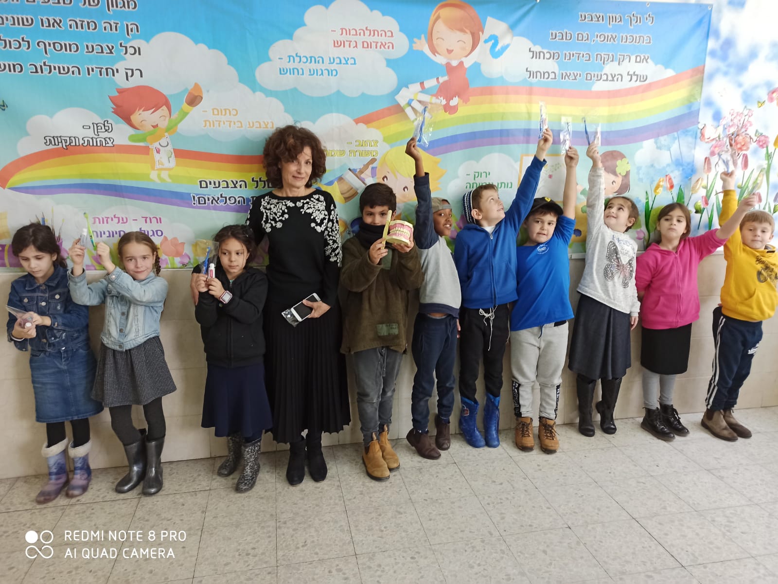 סבתא של גד ונויה רופאת שיניים באשדוד באה למסור בכיתה