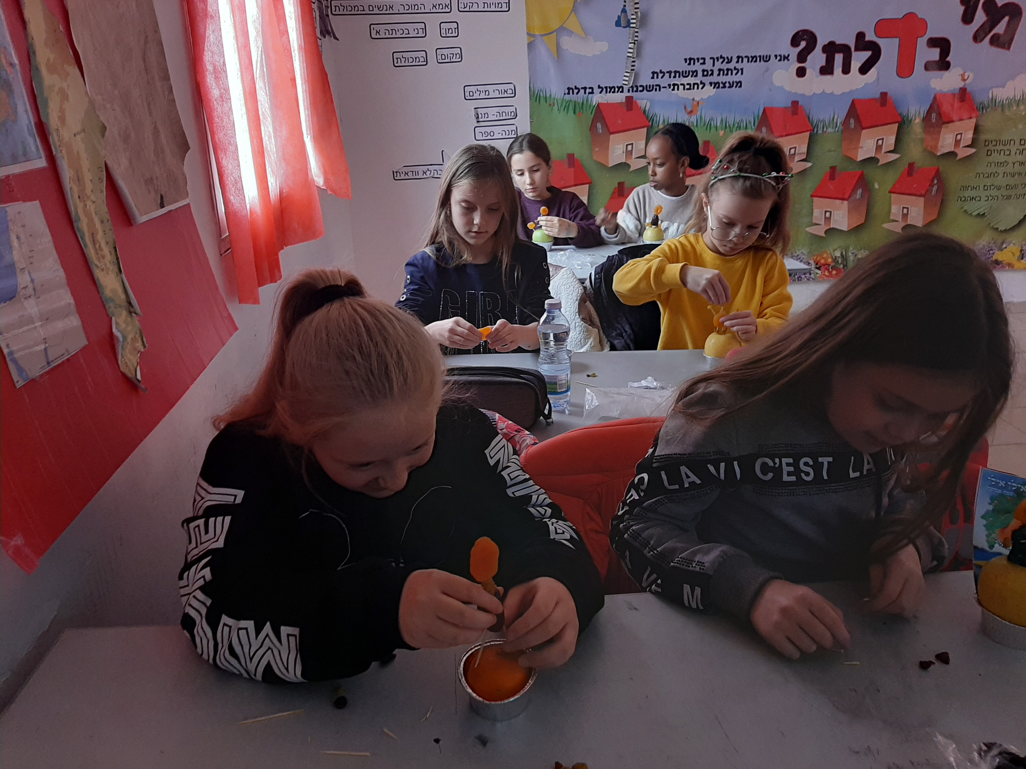 כיתה ד'2 מכינה סידורי פרחים לטו' בשבט.