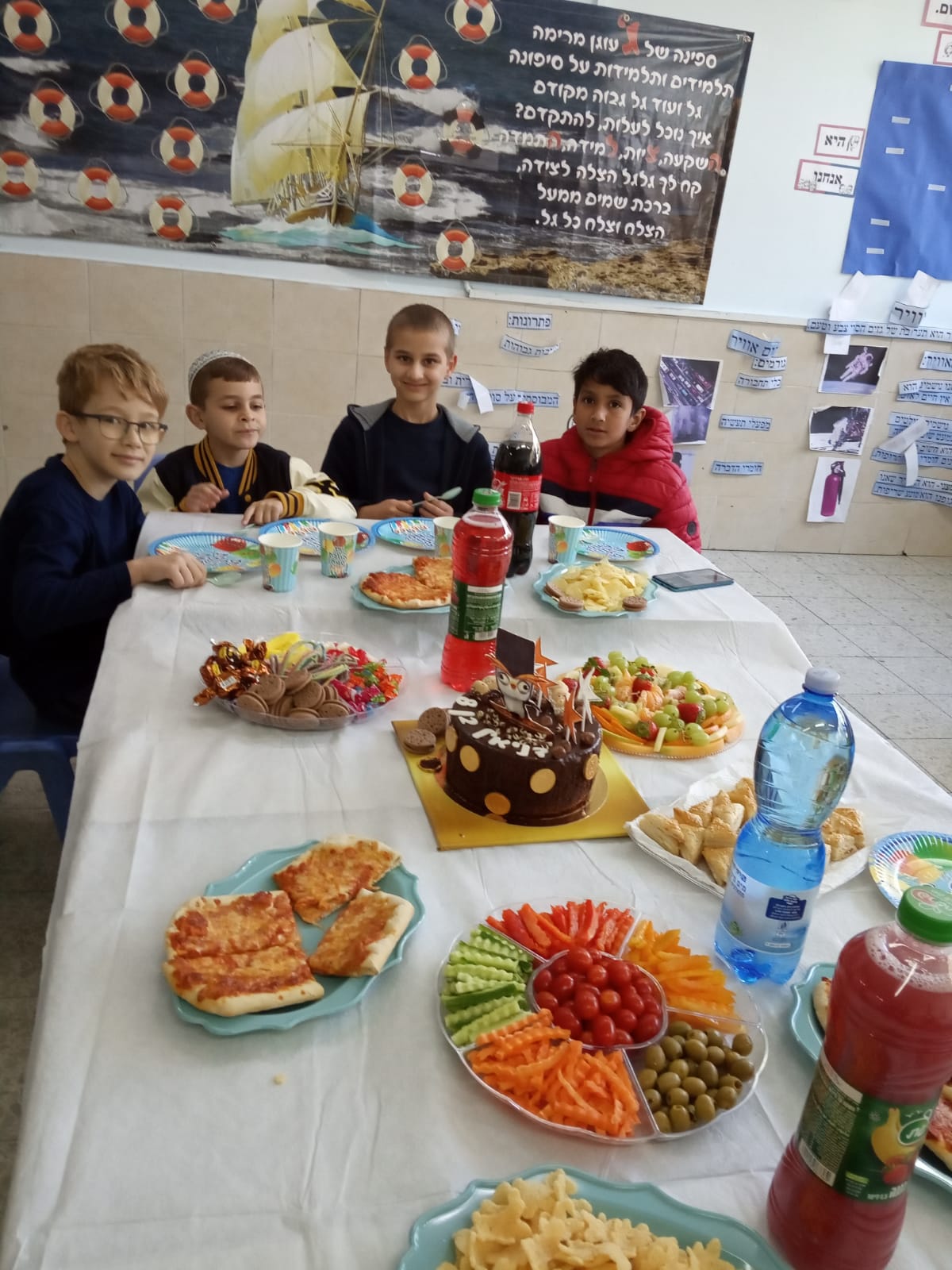 מזל טוב  לדניאל לוי מכיתה ג'  ליום הולדתו עד מאה ועשרים שנה .תודה מיוחדת לאמא של דניאל על הכיבוד המושקע!