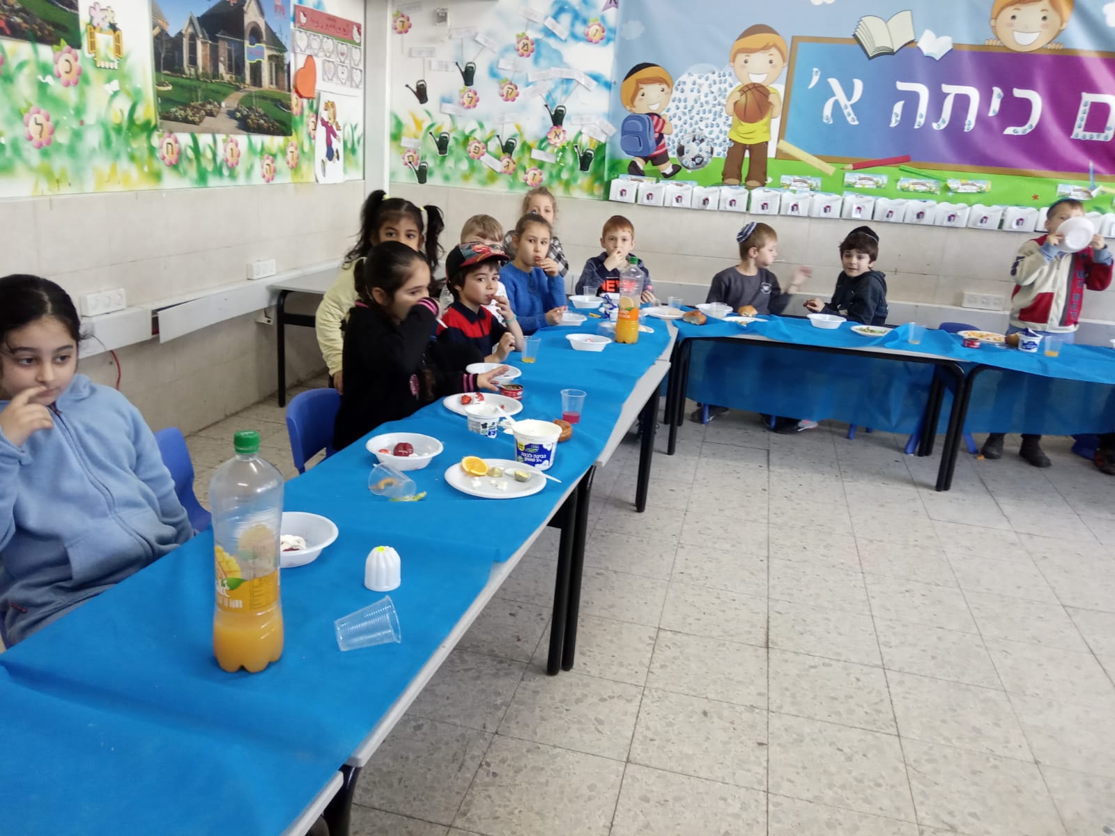 ארוחה משותפת בריאה בכיתה א'- במסגרת חינוך לתזונה נכונה "לאכול בריא להיות בריא" תודה להורים המדהימים שהשתתפו בארוחה עם כל הלב!