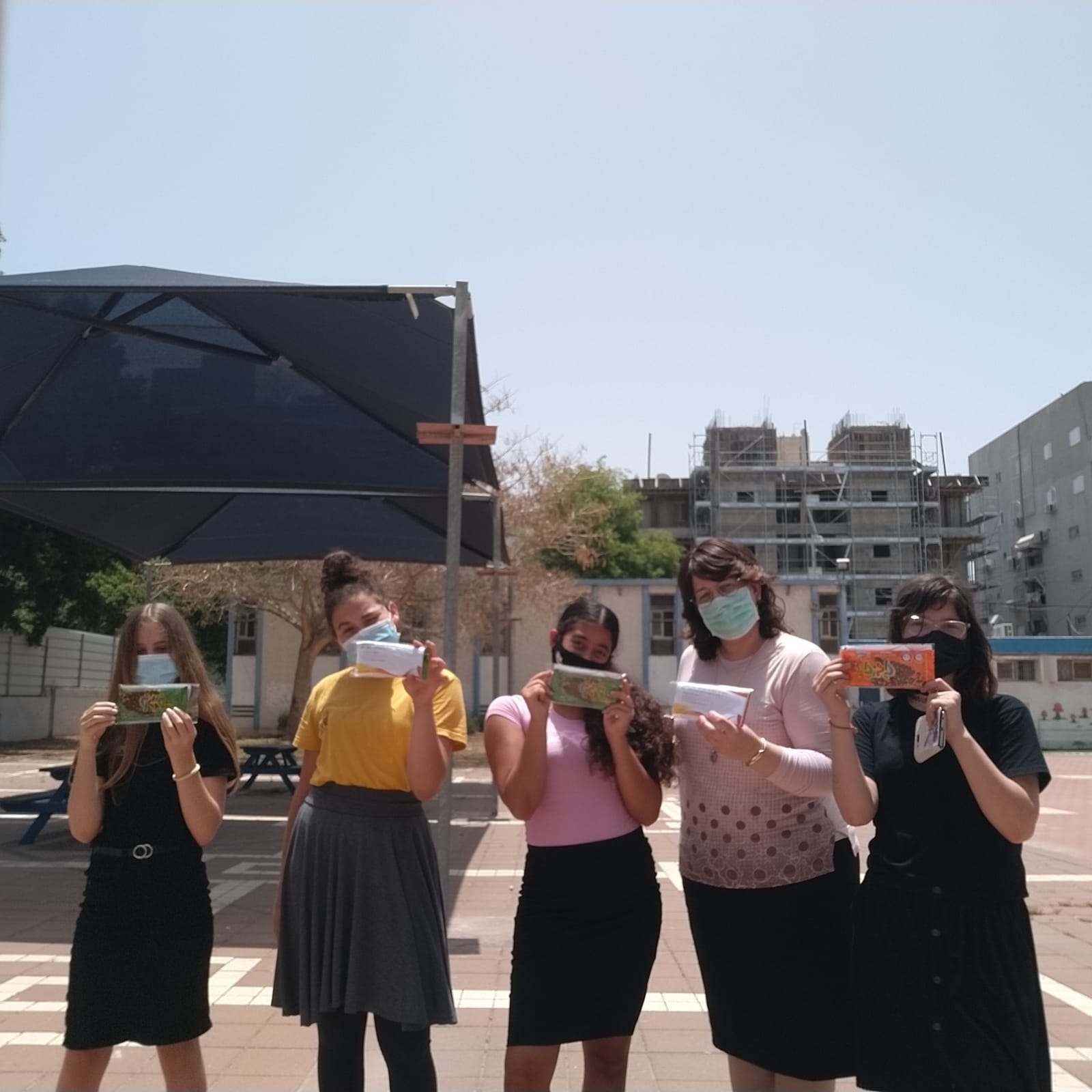 המורה שושי והבנות שמחו להפגש אמיתי! לא וירטואלי!  ההצעה של המורה היתה לשמור 2 מטר מרחק מהשוקולד