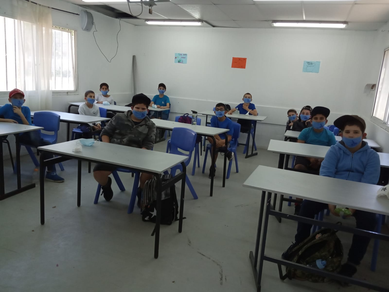 ילדי כיתה ד' חזרו לשיגרה יושבים בכיתה עם מסכות על הפנים.