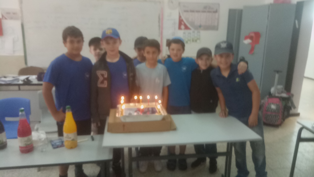 יום הולדת למיכאל גיבנט שהגיע עם אחיו בוגר שובו .וכשנשאל מה נשאר לך משובו אמר: הגמרא והחינוך להצלחה להימנע מאלימות .וכאן הגיע הסבר כיצד לימדו אותי בביה"ס להתגבר על כעסים.