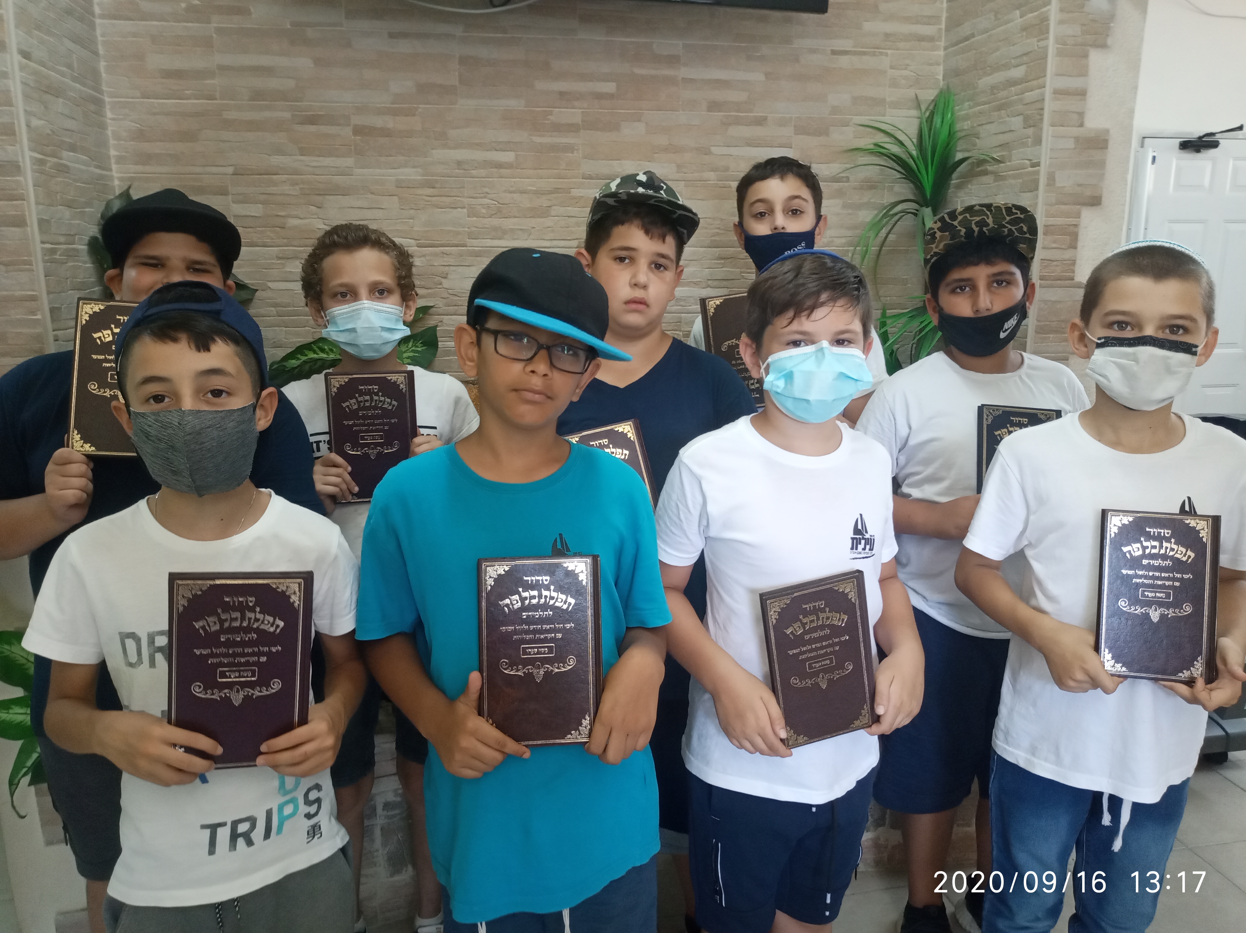 כיתה ה' 1 קיבלה סידורים מתנה מהמנהלת לכבוד התקופה הקרובה שהילדים מתפללים בבית .