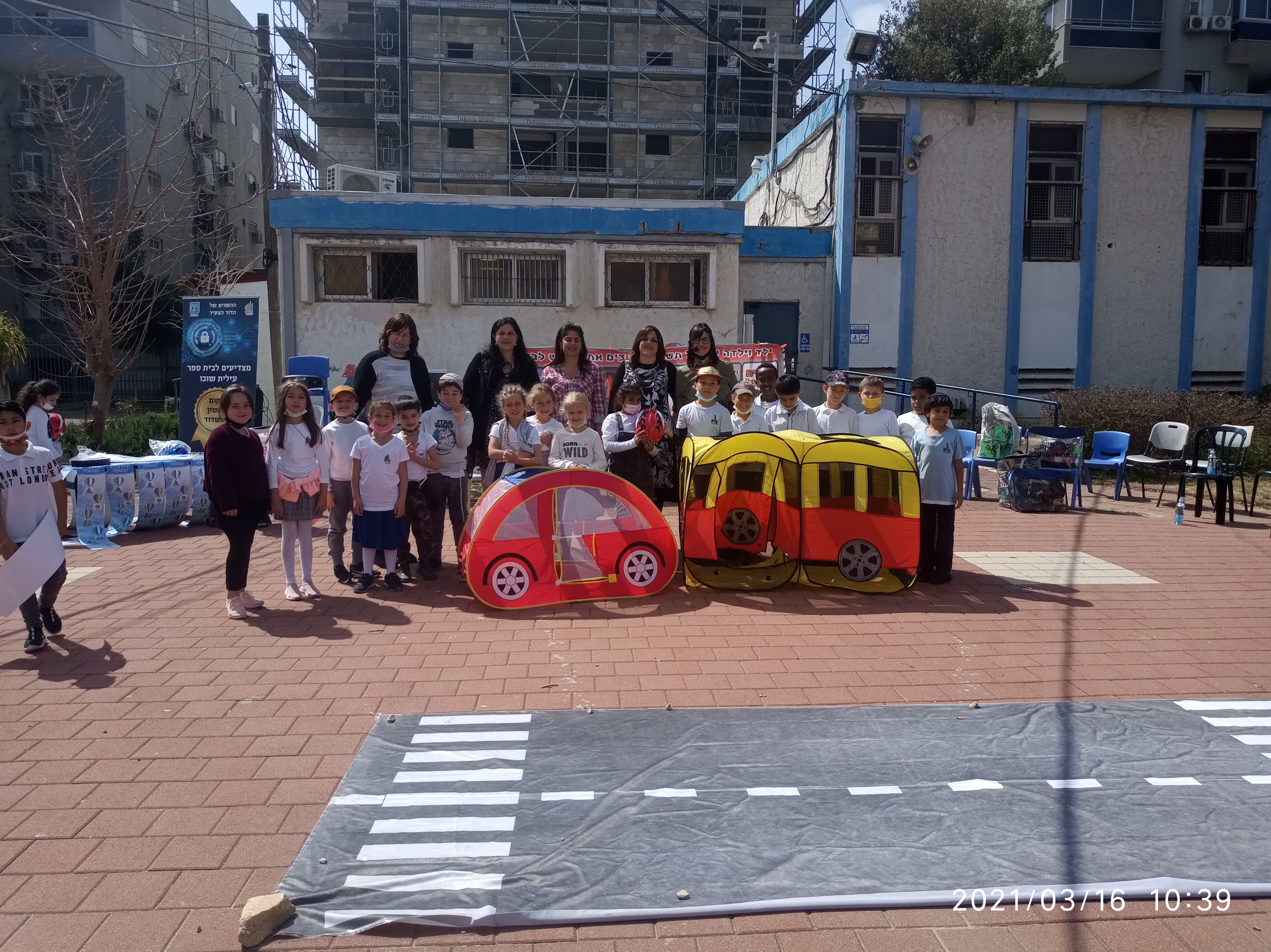 יום זהב -במסגרת יום המעשים הטובים לקחנו את נושא זה"ב בהפעלה חויתית ודידקתית לשמור על החיים זה המעשה הנכון.הילדים הכינו מוצגים מדהימים לתערוכה והוכיחו את הידע הרב שרכשו במשך השנה .