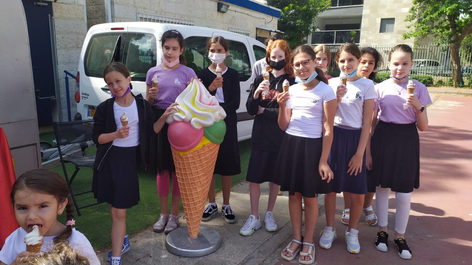 לכבוד ראש חודש הילדים קיבלו גלידה ונהנו מאד.