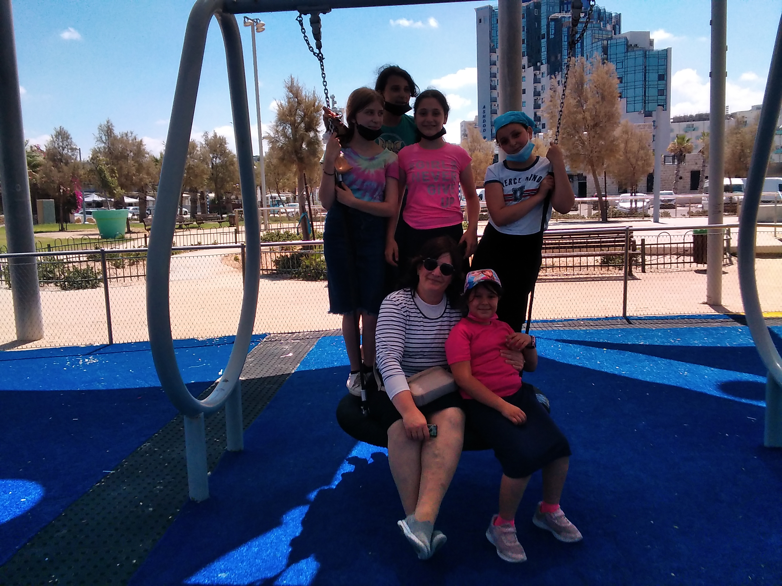 כיתה ה'2 חוגגת ומטילת עם המורה שושי .