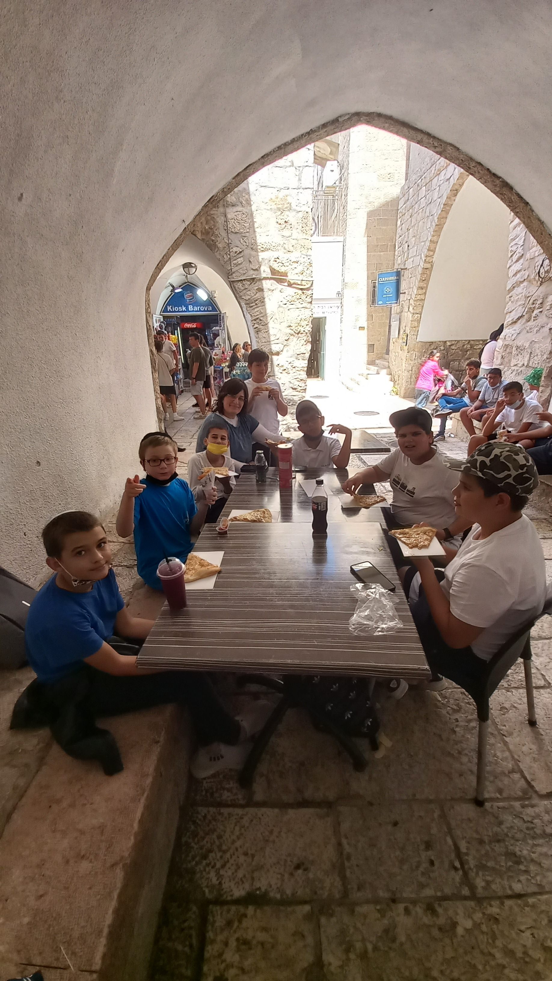 יצאנו לאכול פיצה בחזור מהתפילה בכותל המערבי .