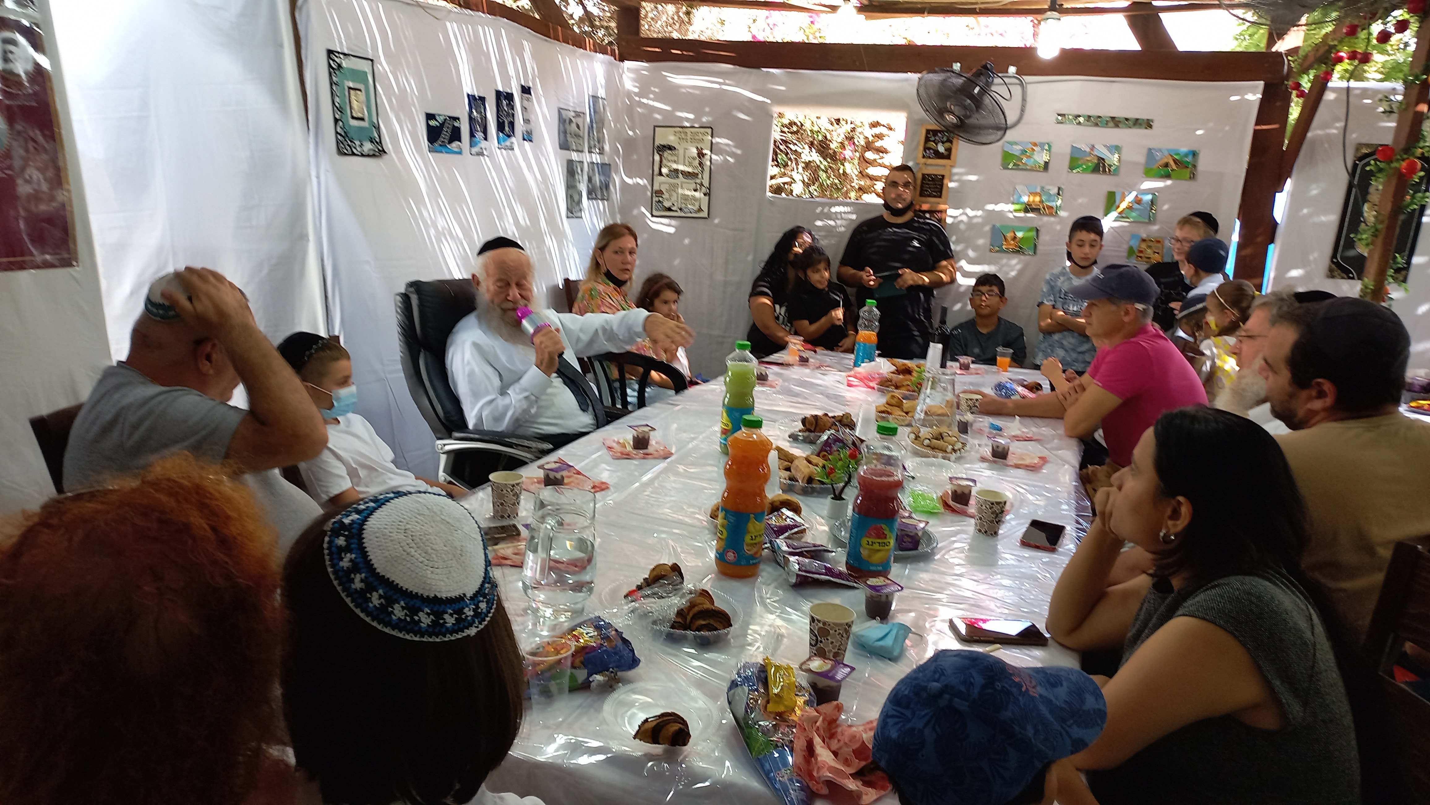 ילדי ביה"ס נהנו מביקור חג בסוכת המנהלת בחג הסוכות