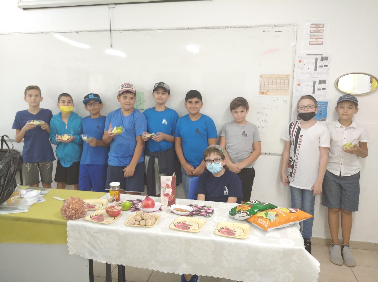 כיתה ו'1 חוגגת סעודת ראש השנה עם כל הסימנים.