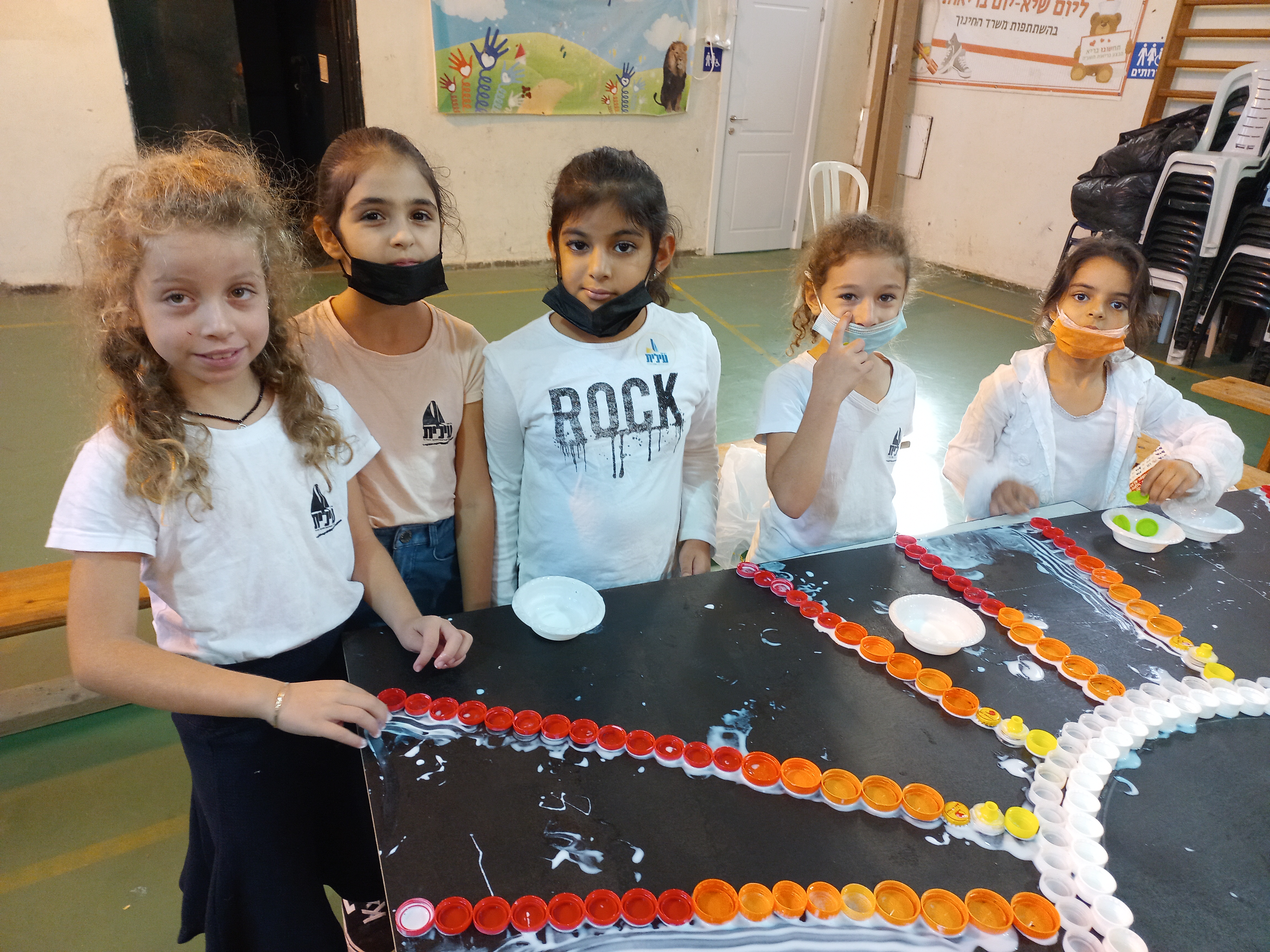 מיחזור וקימות- לסיום מבצע "משחררים את הפקק"בנינו שעון ענק מפקקים לביה"ס