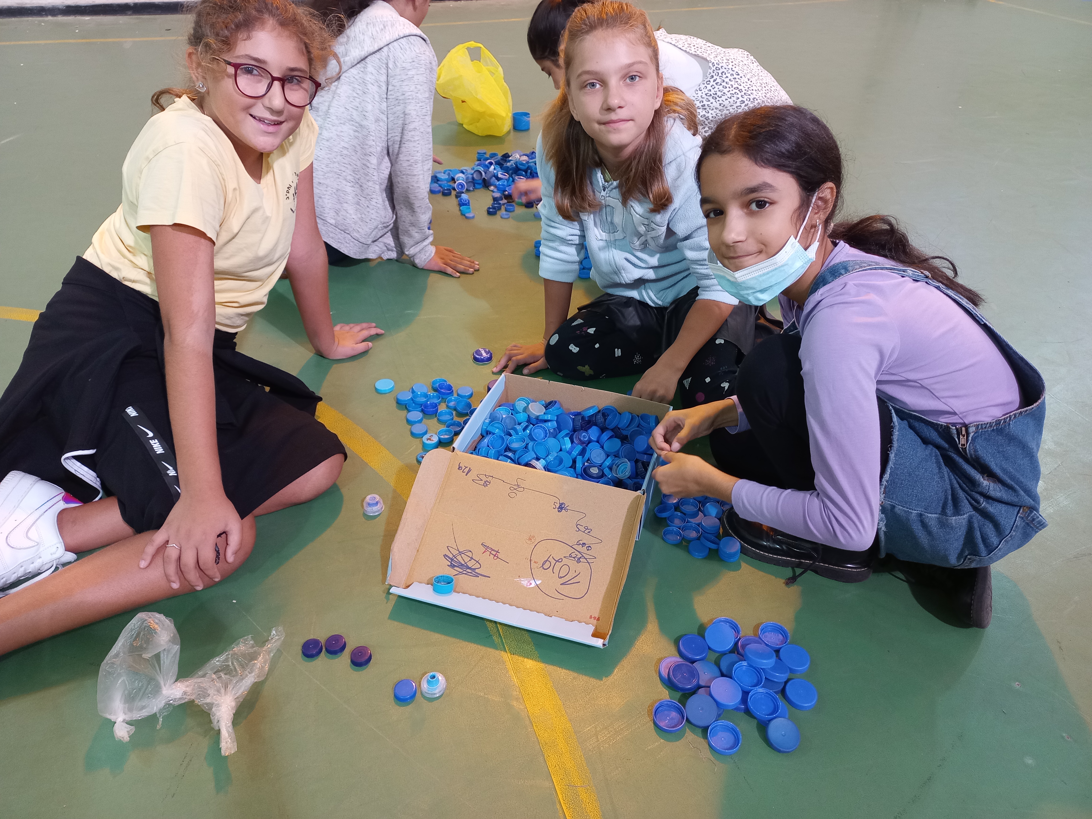 כיתה ה'1 הזוכה -אספו מעל 1000 פקקים -כל הכבוד!