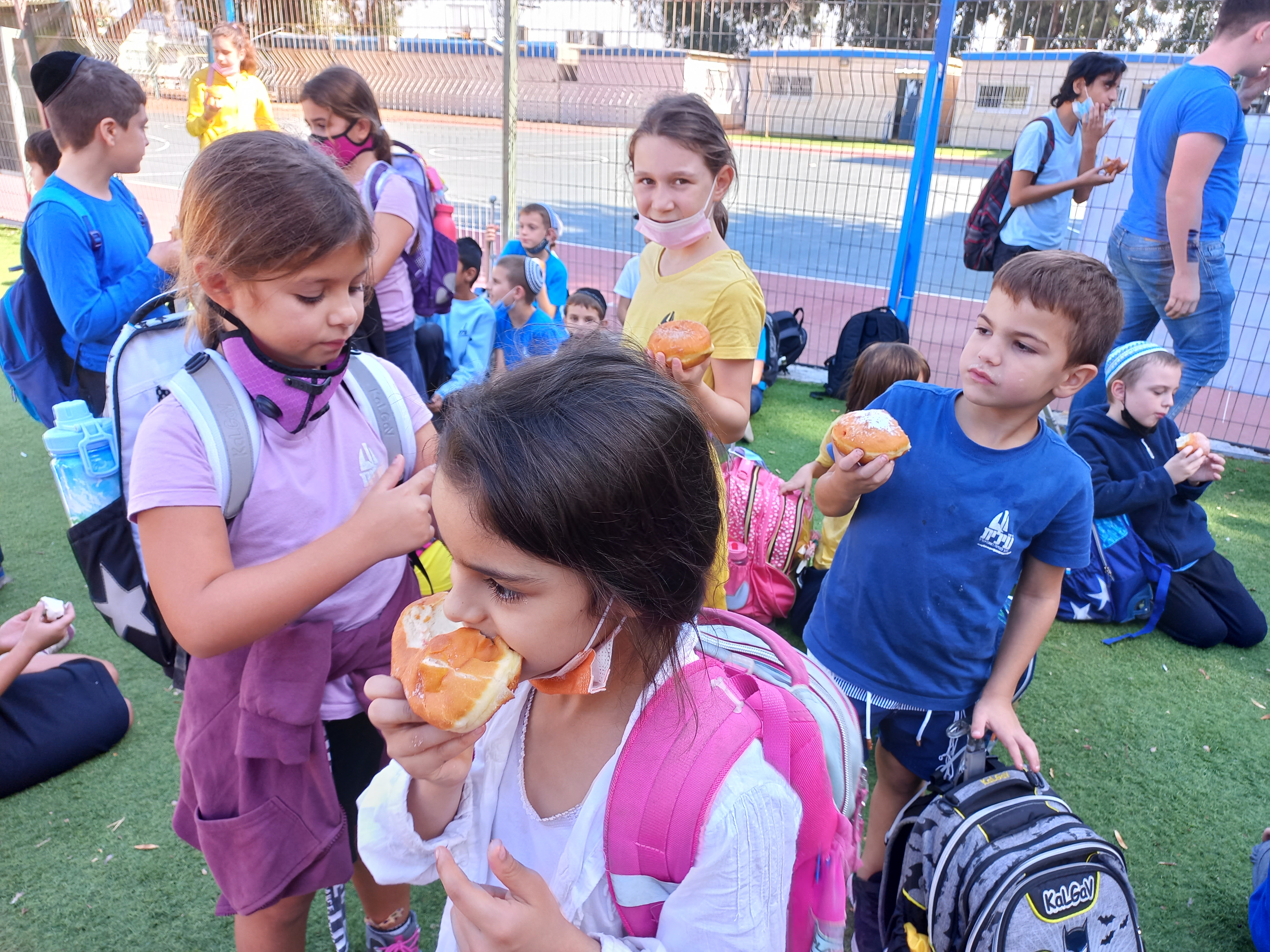 קיבלנו סופגניות לכבוד ראש חודש.