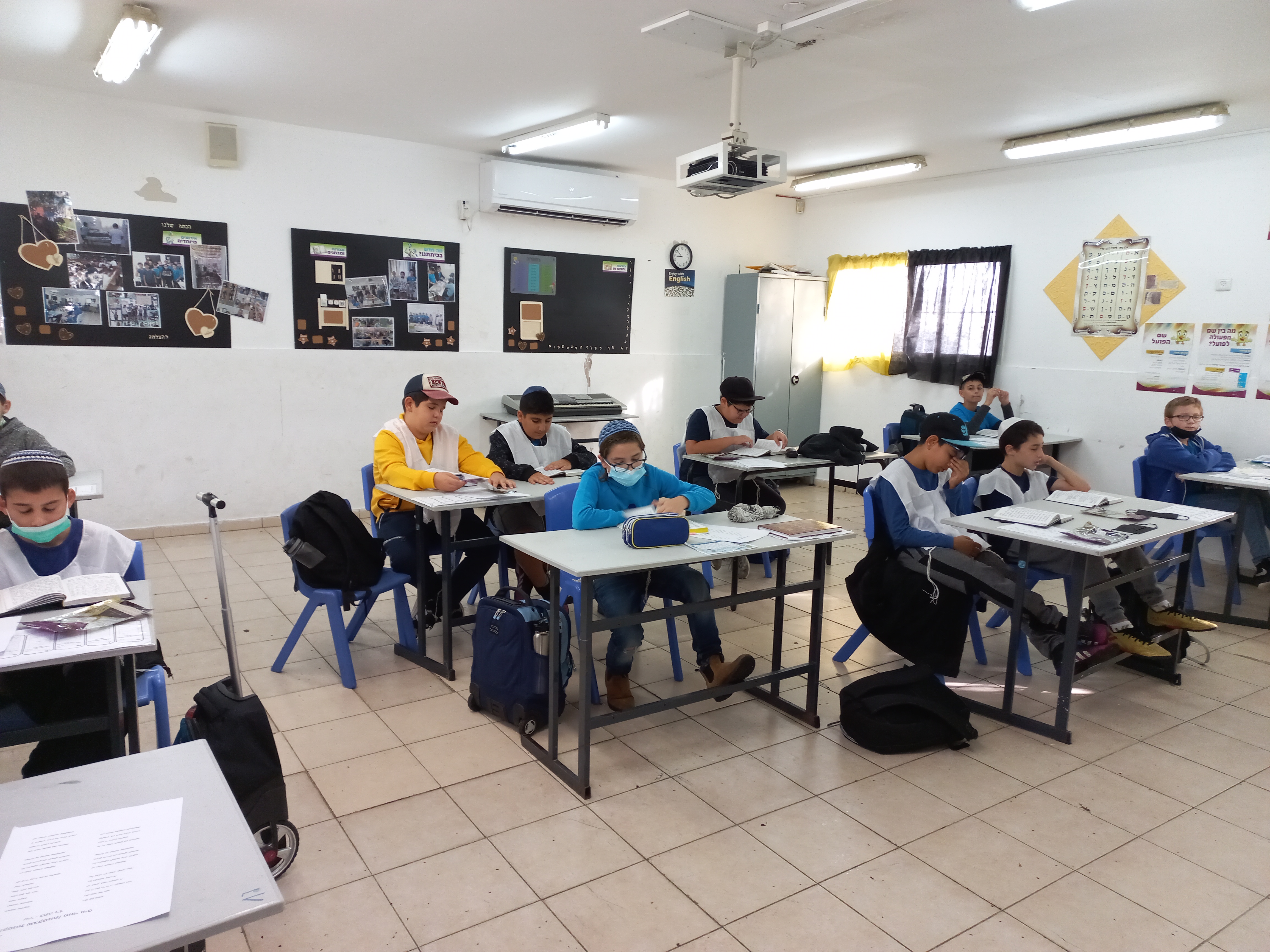 תלמידי כיתה ו' בברכת הציצית.