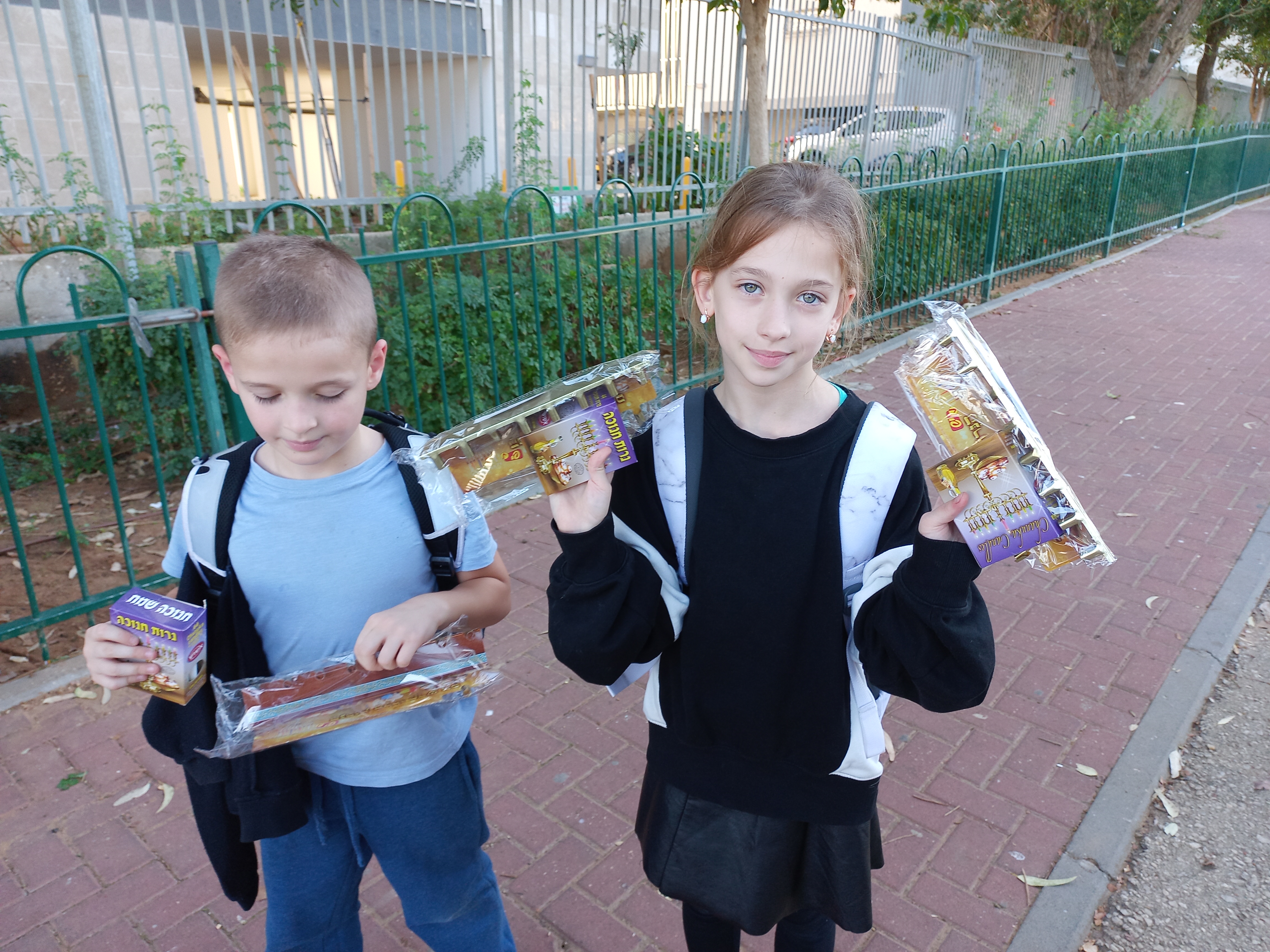 תודה למנהלת על הסופגניות והחנוכיות לכבוד חנוכה.