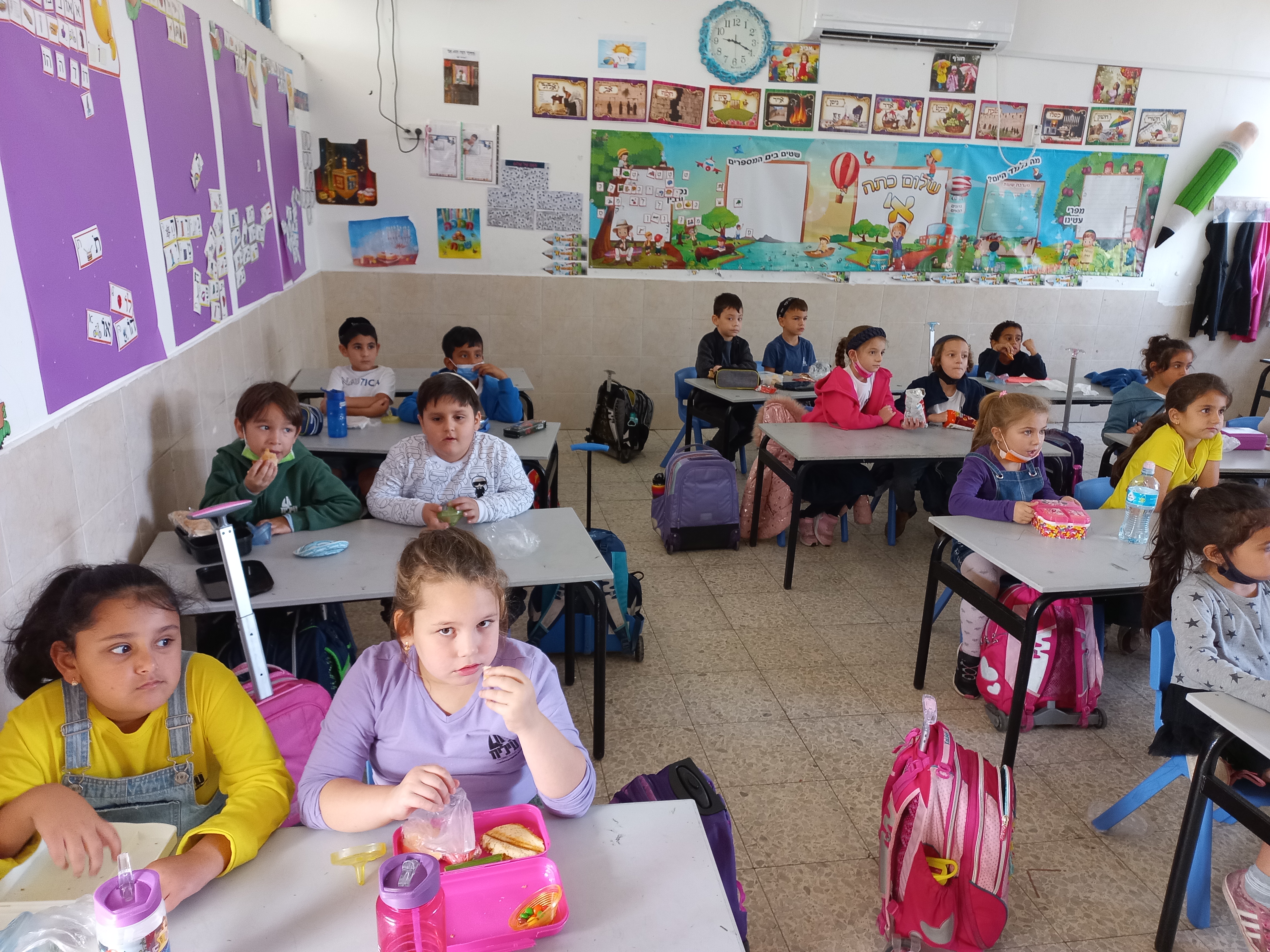 בתאבון לכיתה א'!- ילדי כיתה א' בשיעור אוכל.