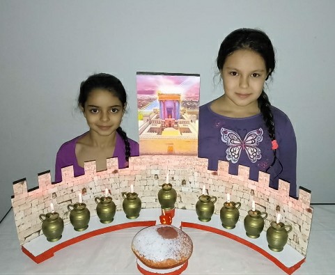 תודה למשפחת טולדנו על חנוכיה מדהימה ומאירה!