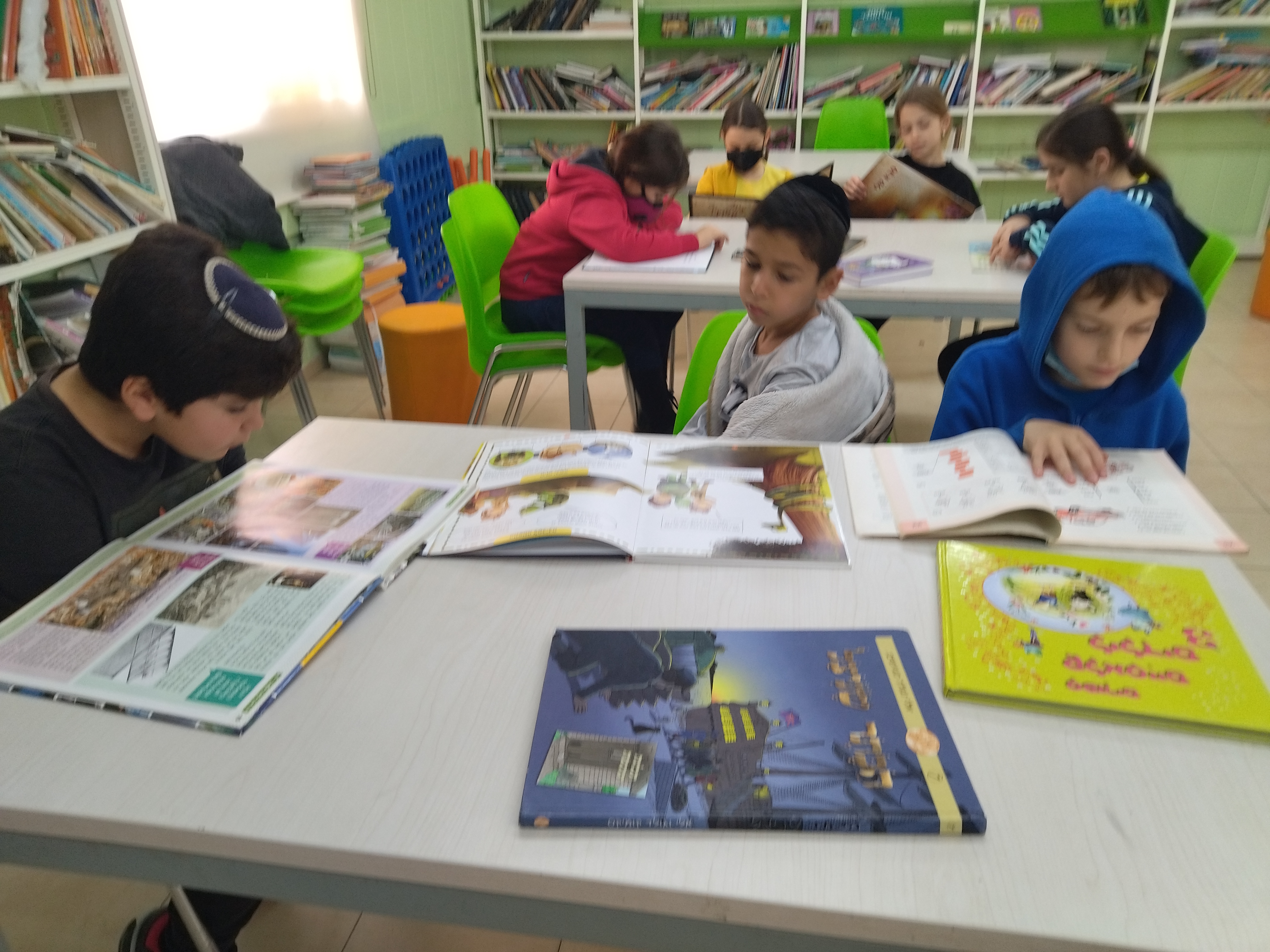 כיתה ד' בספריית הקריאה .קוראים ומחכימים וכמובן מאד נהנים.
